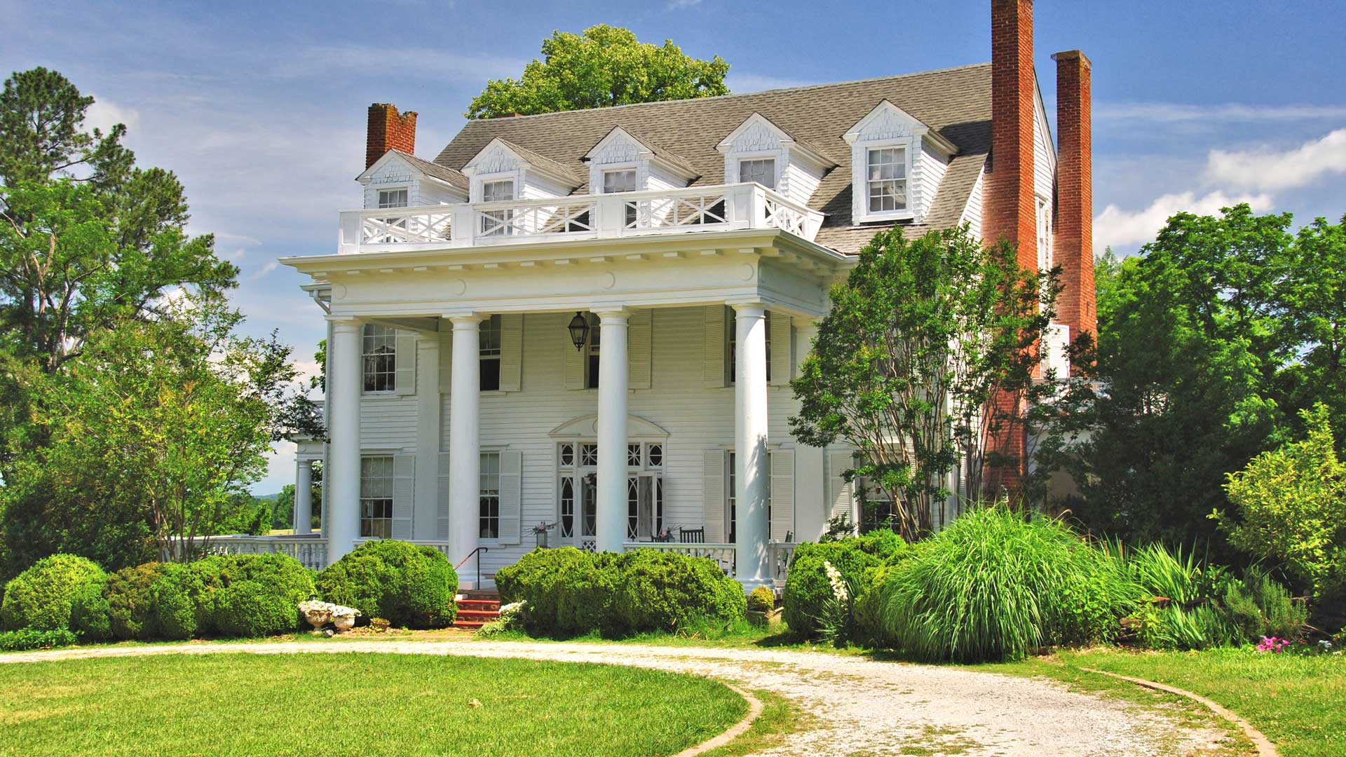 Antebellum historic home in the Virginia countryside